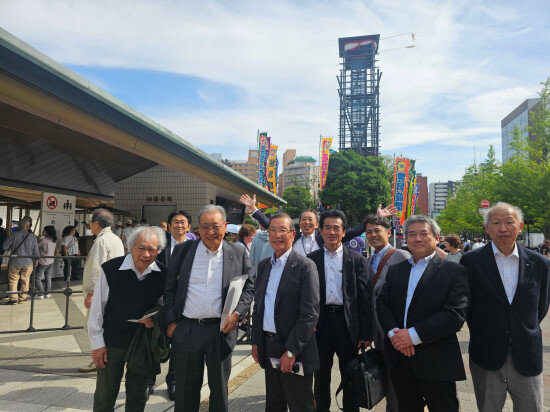 vol209-1b.jpg